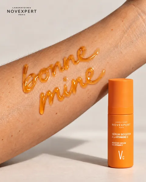 Pub 3, « bonne mine » écrit en sérum sur un avant-bras, Sérum Booster à la Vitamine C